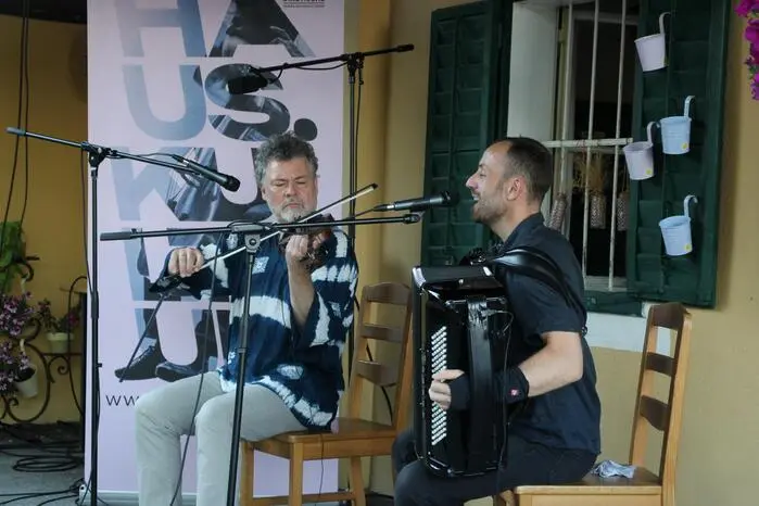 Die beiden Musiker begeisterten das Publikum im idyllischen Gastgarten unter dem sternenklaren Himmel mit einer Mischung aus Klassik, Jazz und Tradition aus Originalsammlungen von František Sušil und František Bartoš.