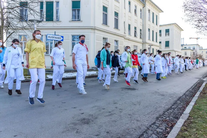 Am Dienstagnachmittag wurde auch am LKH Universitätsklinikum Graz zum Song getanzt ...