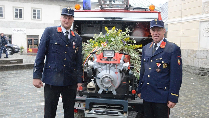 Die neue Tragkraftspritze der FF Paternion mit Kommandant Johann Rauter und Stellvertreter Hans Peter Granitzer.