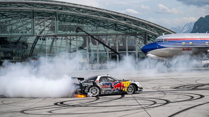 Mit einem Spektakel wurde am Mittwoch in Salzburg der  bekannte Hangar-7 nach der Sanierung eröffnet. 