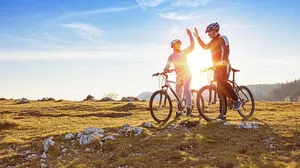 Macht glücklich: Im Fahrradsattel entdeckst du nicht nur die Welt, du bist auch besser gelaunt.