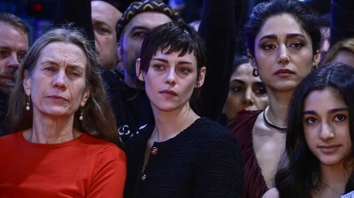 Berlinale-Geschäftsführerin Mariette Rissenbeek, die US-Schauspielerin und Berlinale-Jurypräsidentin Kristen Stewart und die iranisch-französische Schauspielerin und Jurymitglied Golshifteh Farahani nahmen an einem Solidaritätsprotest mit den Demonstranten im Iran auf dem roten Teppich teil.