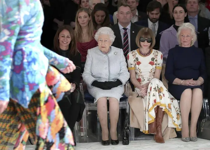 February 20, 2018 - London, England, United Kingdom - Britain s QUEEN ELIZABETH, second left, sits next to fashion editor ANNA WINTOUR, second right, and Caroline RUSH, chief executive of the British Fashion Council (BFC), left, as they view Richard Quinn s runway show at London Fashion Week s BFC Show Space in central London. Quinn was presented with the inaugural Queen Elizabeth II Award for British Design. London United Kingdom PUBLICATIONxINxGERxSUIxAUTxONLY - ZUMAp124 20180220_zaa_p124_007 Copyright: xYuixMok/Poolx  