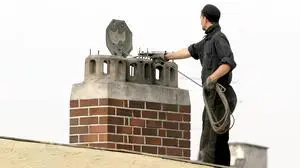 Bildnummer: 50538088  Datum: 11.08.2004  Copyright: imago/Karo  Schornsteinfeger auf dem Dach, Personen; 2004, Kaminkehrer, Schornstein, Schornsteine; , quer, Kbdig, Einzelbild, Deutschland, Arbeitswelten, Gesellschaft,  , / Handwerk, Wirtschaft