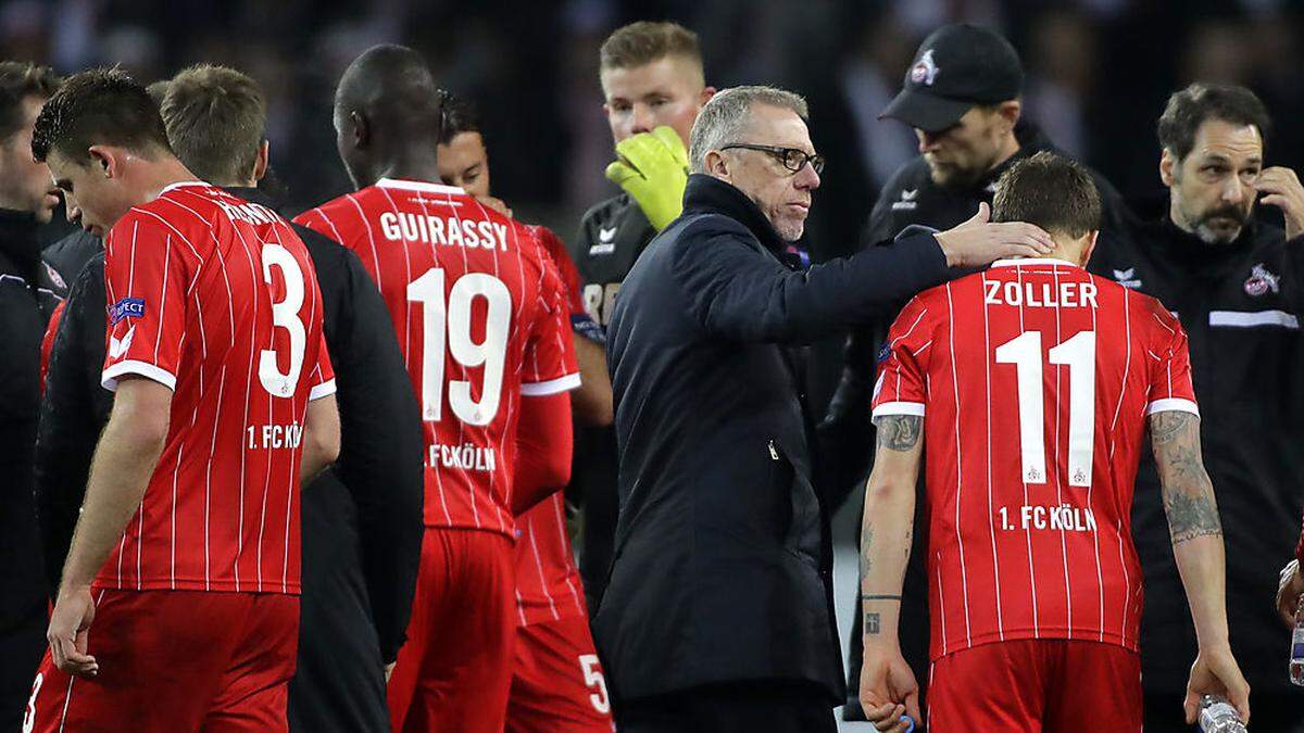 Trainer Peter Stöger (4. von rechts) musste seine Kölner erneut trösten