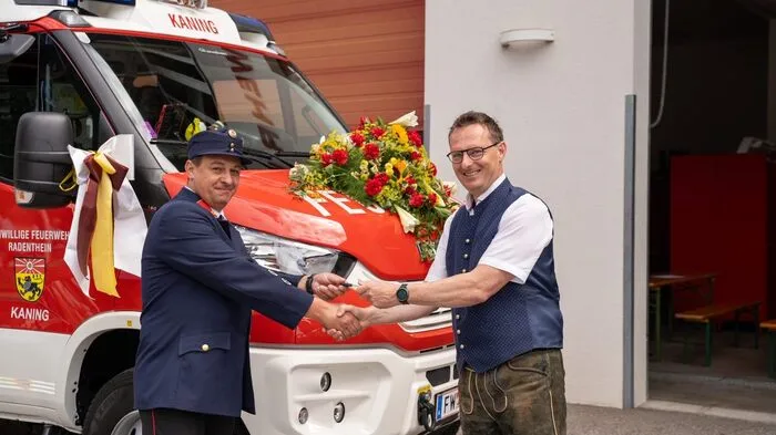 Feierliche Übergabe: Bürgermeister Michael Maier übergibt den Fahrzeugschlüssel des neuen Löschfahrzeug Allrad (LFA) dem Kommandanten Michael Erlacher