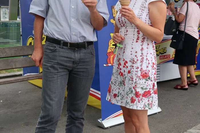 Nicht nur Kinder, sondern auch Erwachsene lassen sich das kühle Eis schmecken.