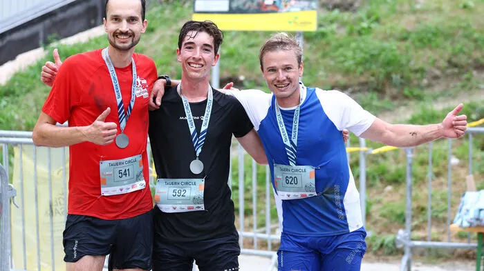Der Weg aufs Podest war für Josef Grundbichler (2. Platz), Julian Tritscher (1.), Hansi Hutegger (3.) ...
