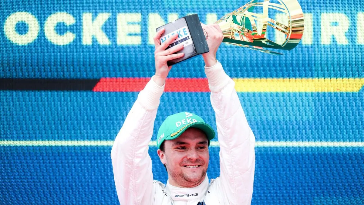 Lucas Auer strahlt mit der Trophäe