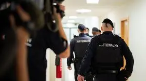 ABD0017_20251006 - WIEN - ÖSTERREICH: Am Montag, 06. Oktober 2025, findet am Wiener Straflandesgericht ein Prozess um in Wien missbrauchte Lehrerin mit sieben Angeklagten im Alter zwischen 14 und 17 statt. Im Bild: Bedienstete der Jusitzwache. - FOTO: APA/GEORG HOCHMUTH