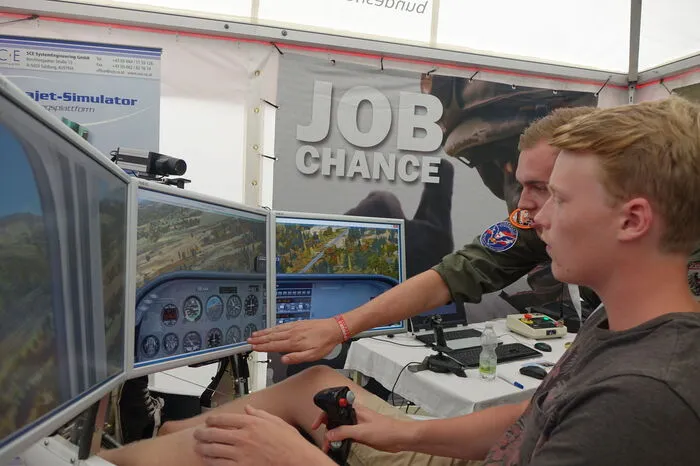 Interessierte können sich an einem Flugsimulator versuchen.