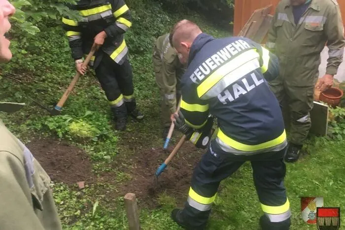 Nachdem das Tier lokalisiert wurde, machte man sich ans Freilegen des Betonrohres