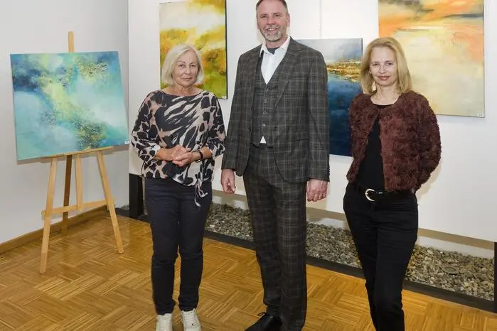Während die Kamera für präzise Abbildungen sorgt, öffnet die Malerei für sie den Raum für Gefühle und Ausdruck: „Abstrakte Bilder zu malen ist für mich ein Gegenpol zur Fotografie“, erklärte Jammerbund bei der Ausstellungseröffnung.