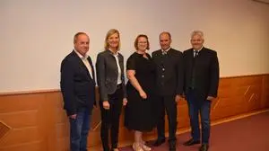 Altbürgermeister Franz Lindschinger, Bezirkshauptfrau Doris Bund, Vizebürgermeisterin Stephanie Aichhofer, Bürgermeister Alois Gangl und Gemeindekassier Bertram Samitz (v. l.) 