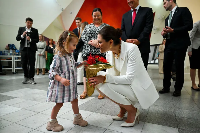 Victoria gab sich nahbar, begrüßte eine junge Bewunderin.