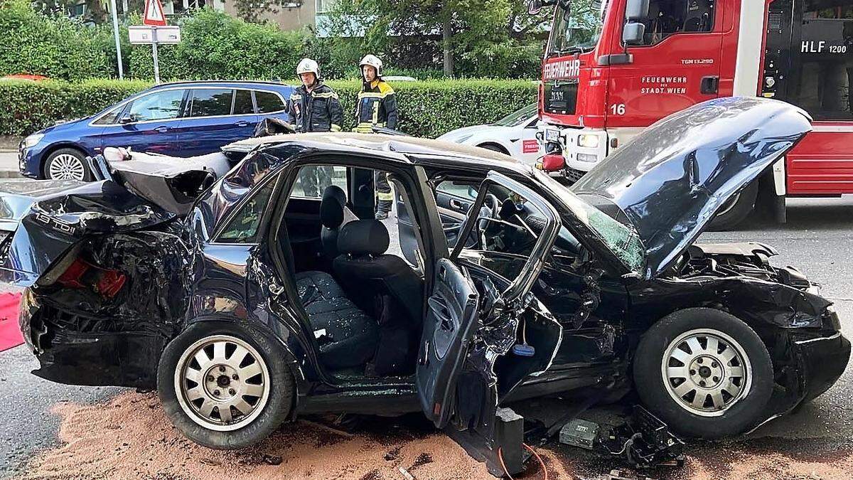 Ein Jugendlicher hat bei einem schweren Verkehrsunfall in der Krottenbachstraße in Wien-Döbling sein Leben verloren