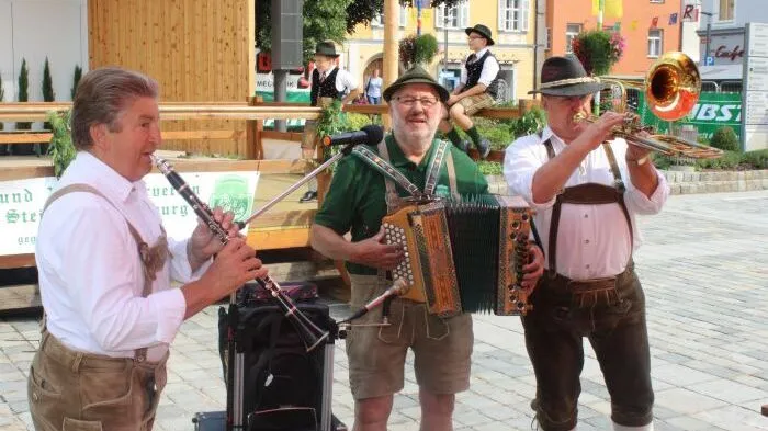 Der Trachtenverein der "lustigen Steirer z'Judenburg", luden Ende August zum Maibaumumschneiden am Hauptplatz.