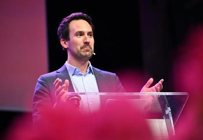 ABD0023_20250222 - WIEN - ÖSTERREICH: Parteichef und Vizebürgermeister Christoph Wiederkehr (NEOS) am Samstag, 22. Februar 2025, anl. der NEOS-Landesmitgliederversammlung mit Listenwahl in Wien. - FOTO: APA/MAX SLOVENCIK