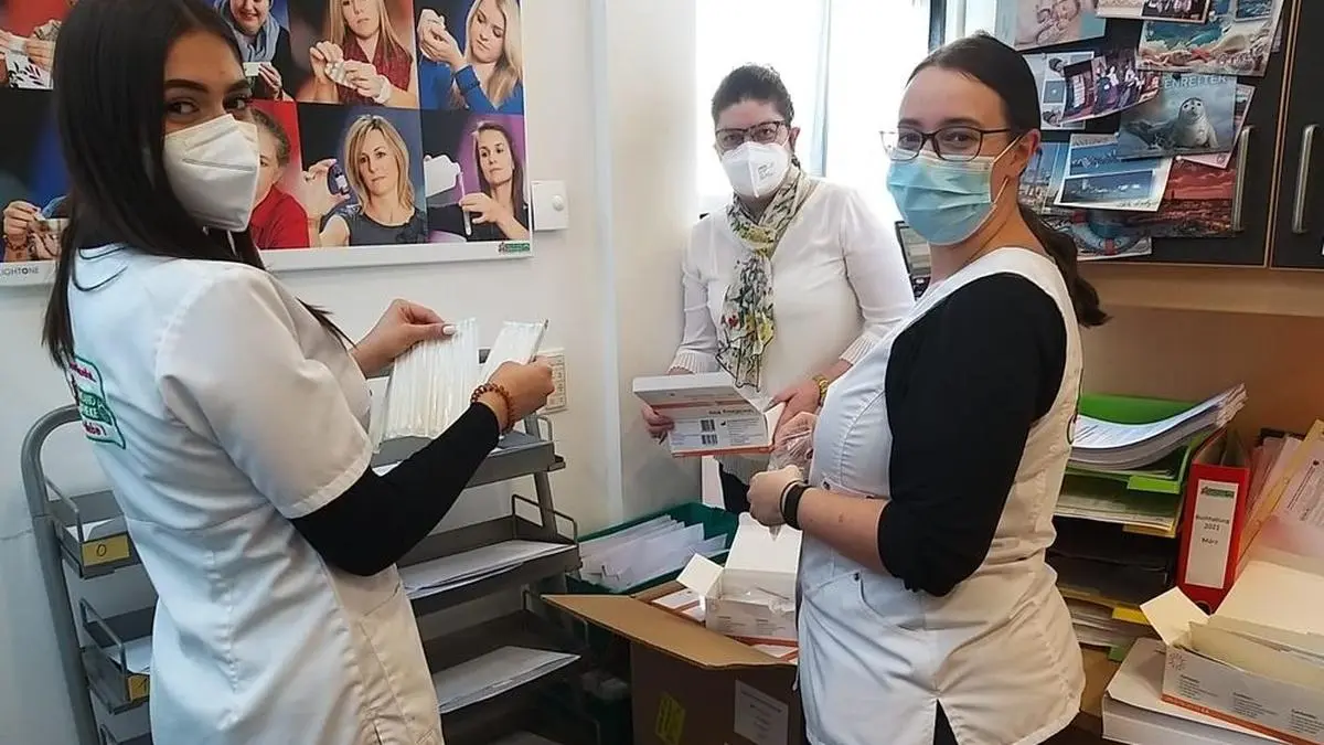 In der Kulmland-Apotheke werden die Pakete mit den Gratis-Tests geschnürt. Von links: Denis Ernst, Angelkika Potzmann-Emmerich, Marlene Schmid