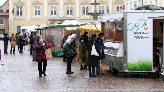 Die Bezirkshauptstadt steht jeden Mittwoch und Samstag von acht bis zwölf Uhr im Mittelpunkt eines großen Bauernmarktes.