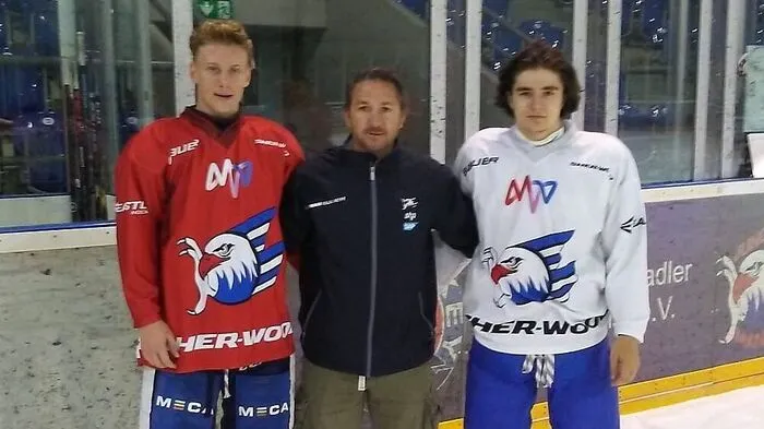 Alexander Mellitzer mit den Youngsters Leon Wallner und Martin Urbanik in Mannheim