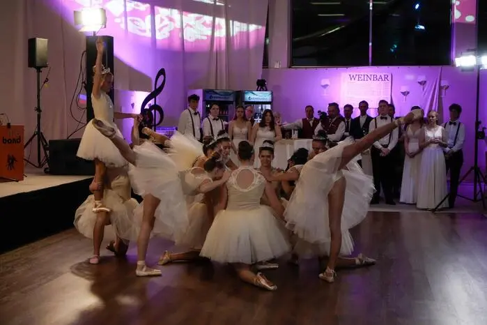 Im Anschluss verzauberte die Ballettgruppe vom Tanzforum Doris Trummer das Publikum mit einer eleganten Darbietung des Donauwalzers