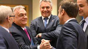 Man grüßte einander freundlich, später gab es die Einigung: Orbán, Nehammer, Macron und andere