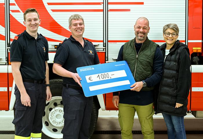 1000 Euro wurden an die Feuerwehr gespendet