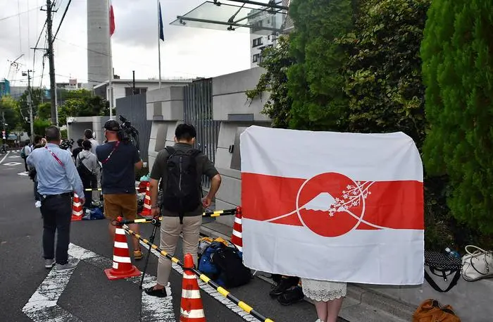 Vor der polnischen Botschaft empfingen Aktivisten mit der belarussischen Opositionsflagge die Sprinterin