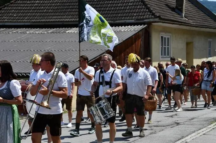 Exakt an der Grenze, der Haustürmitte beim ehemaligen Gasthaus Lindbichler, gibt es heitere Einlagen. Am oberen Marktfestplatz erfolgte die Begrüßung der Gäste. 