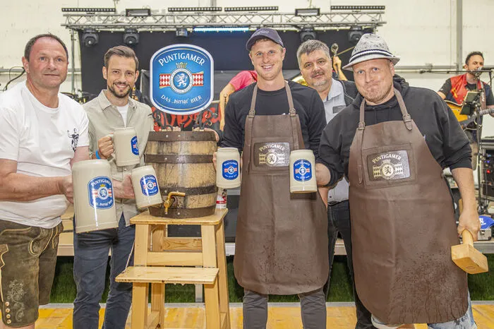 Das Bierfass wurde von Puntigamer-Chef Peter Tengg, Landesrat Sebastian Schuschnig, Martin Hinteregger und Bürgermeister Wilfried Mödritscher durchgeführt. Mit dabei war auch der Kapitän von der Mannschaft aus Bad Hersfeld.