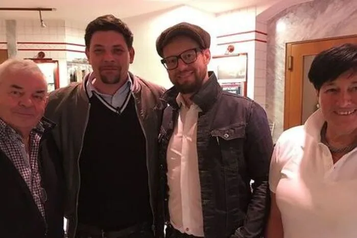 Spannend: Für die VOX-Kochshow „Kitchen Impossible“ musste Tim Mälzer Stierhoden zubereiten. Die delikate Zutat bekam er vom Pöllauer Fleischermeister Robert Buchberger.