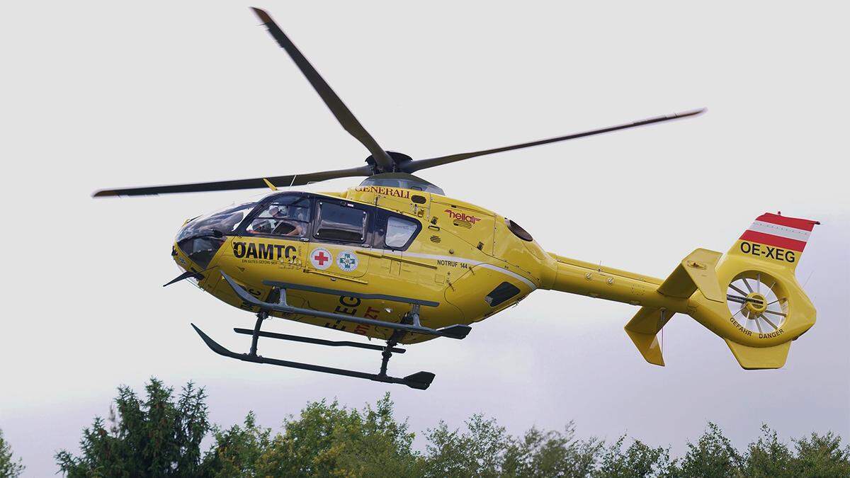 Der 52-jährige Südoststeirer wurde mit dem Rettungshubschrauber Christophorus 12 ins Spital geflogen (Symbolbild)