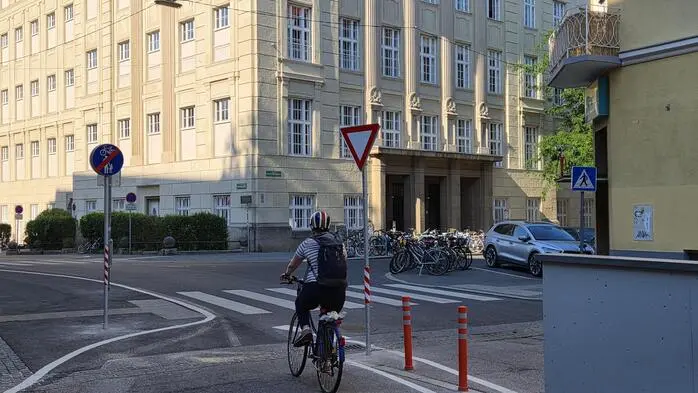 Neue Schilder und Markierungen beim Radweg bei der TU, der die Stremayrgasse/Kopernikusgasse mit der Schörgelgasse verbindet