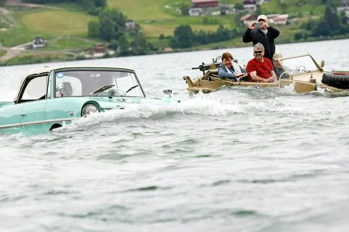 Schwimmautos haben mittlerweile Seltenheitswert. "Es gibt in Österreich nur mehr rund 50, 60 solcher Wägen. Davon sind etwa 25 noch schwimmfähig", erklärte Organisator Michael Stelzl.