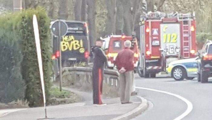 Die Feuerwehr hinter dem Mannschaftsbus