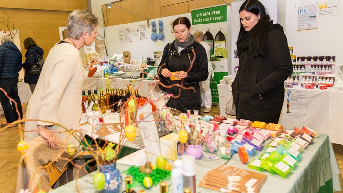 Die alljährliche Osterausstellung, organisiert von Heidelinde und Siegfried Godez, lädt wieder zum Bummeln ein: noch bis einschließlich Sonntag können sich die Besucher im Kuss Wolfsberg bei freiem Eintritt auf die Osterzeit einstimmen.