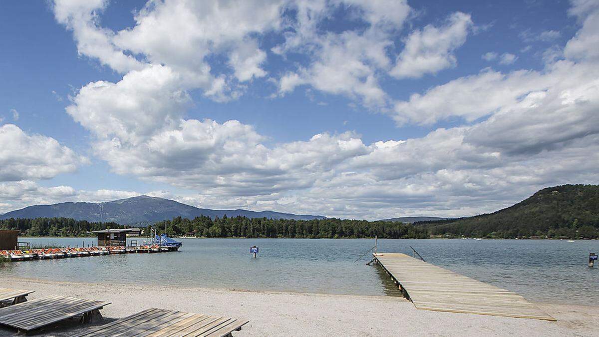 Steg und Pritschen im Strandbad Faak werden heute heiß begehrt sein