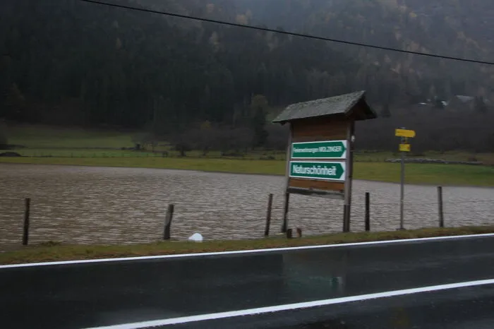 Die Landesstraße wurde in der Nacht ab Koschach gesperrt, weil dort alles unter Wasser. Sogar die auf der anderen Straßenseite liegenden Felder wurden überschwemmt und formten sich zu einem riesigen See.