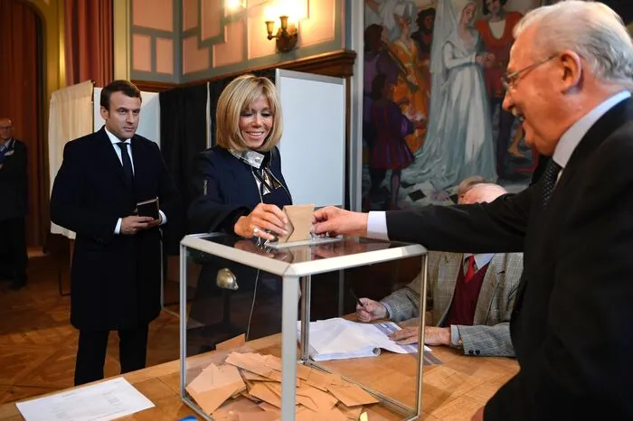 Der links-liberale unabhängige Kandidat Emmanuel Macron gilt als Favorit. Er ging mit seiner Frau Brigitte Trogneux in Le Touquet zur Wahl.