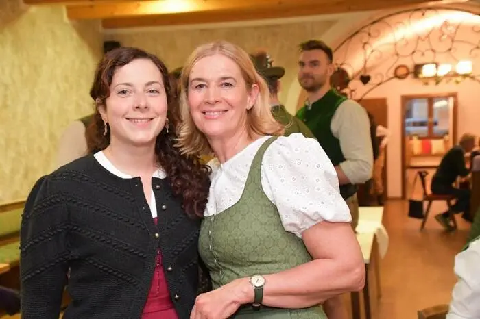Organisiert wurde die Veranstaltung von Anna Hiden (links) in Kooperation mit dem Steirischen Volksliedwerk. Ziel des Seminars war es, Freunden der Volksmusik die Möglichkeit zu geben, ihr Können zu vertiefen und sich mit Gleichgesinnten auszutauschen.