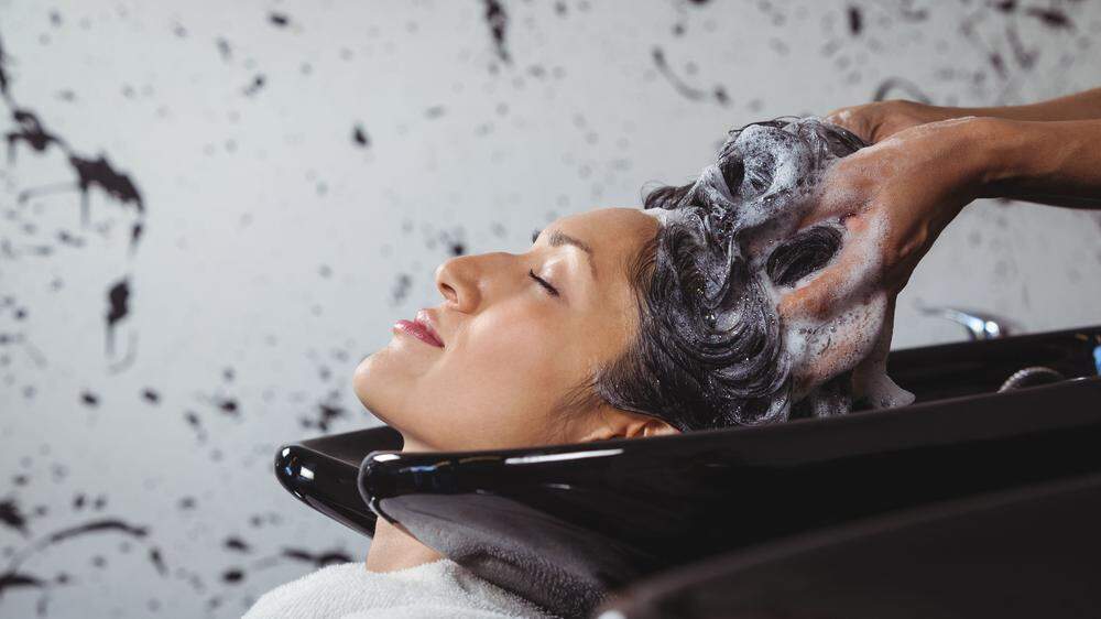 Friseure sollen Kunden nur einmal den Kopf spülen