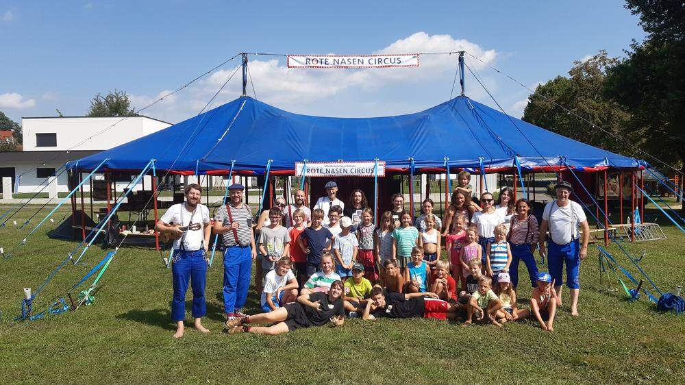 36 Kinder und einige Betreuer organisieren und gestalten ein Zirkusprogramm
