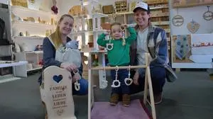 Heimo Leitner Holz Werk Hermagor Kunsthandwerk Bianca mit Ben und Emil sowie Heimo Leitner im Geschäft Kinderspielzeug