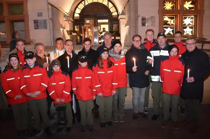 Neben dem Hartberger Bürgermeister Marcus Martschitsch waren auch Bezirkshauptmann Max Wiesenhofer und die Landtagsabgeordneten Lukas Schnitzer sowie Wolfgang Dolesch zur Übergabe des Friedenslichtes anwesend. Seitens der Feuerwehr konnten Bereichskommandant Thomas Gruber und dessen Stellvertreter Johann Hierzer sowie zahlreiche Abschnittsfeuerwehrkommandanten begrüßt werden.