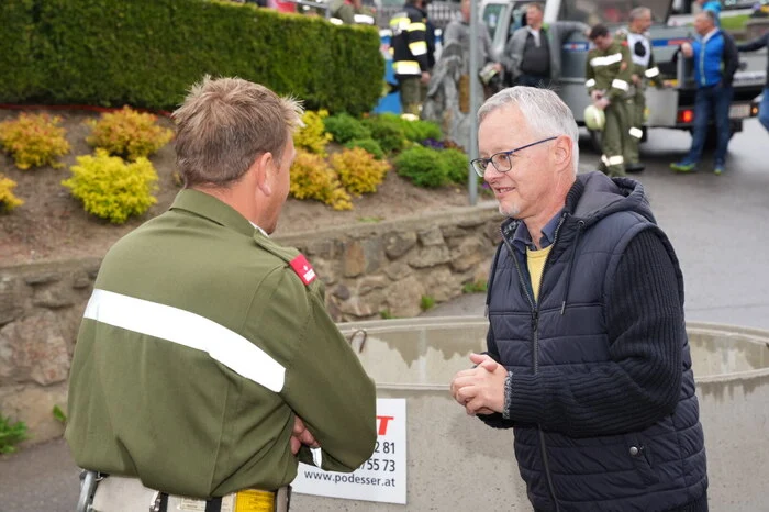 Organisator Josef Zwischenberger, selbst Mitglied bei der Feuerwehr Tresdorf, gibt die letzten Anweisungen. 
