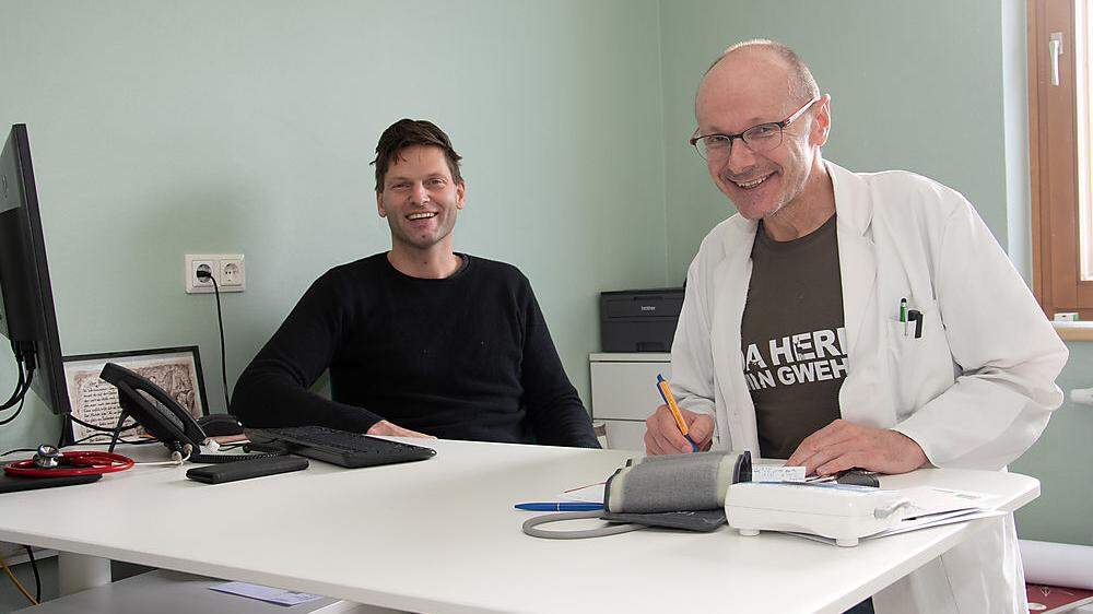 Hausarzt Philipp Scholta und Sprechstundenhilfe Helmut Unterüberbacher (rechts) 	 