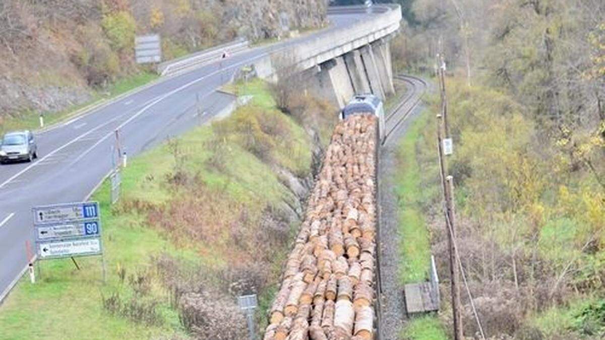 Der erste Holztransport zu Testzwecken Anfang November