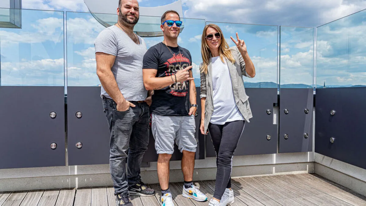 Veranstalter Thomas Caser mit Henning Rümenapp und Sandra Nasic von den Guano Apes