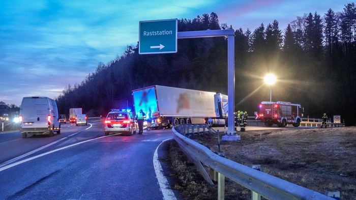 Schweres Gerät war am Montag in der Früh bei einem Lkw-Unfall auf der A2 bei Zöbern gefragt.